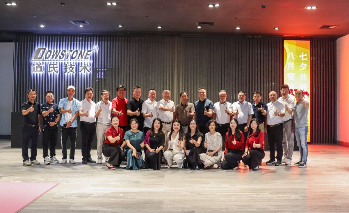 強(qiáng)強(qiáng)聯(lián)合，共謀新篇！新明珠集團(tuán)董事長葉德林蒞臨道氏技術(shù)總部，共商合作新未來